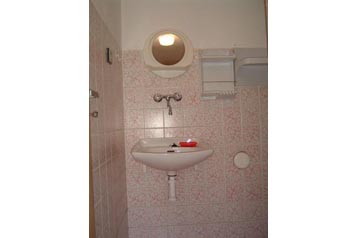 Cehia Chata Komorní Lhotka, Exteriorul